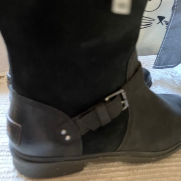 Nice Pair of UGG waterproof boots - Picture 9 of 13